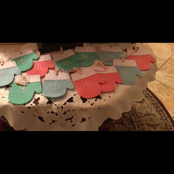 🛍3for $30🛍⬇️Price Drop⬇️NWOT 12 days before Christmas mittens Garland - Picture 4 of 4